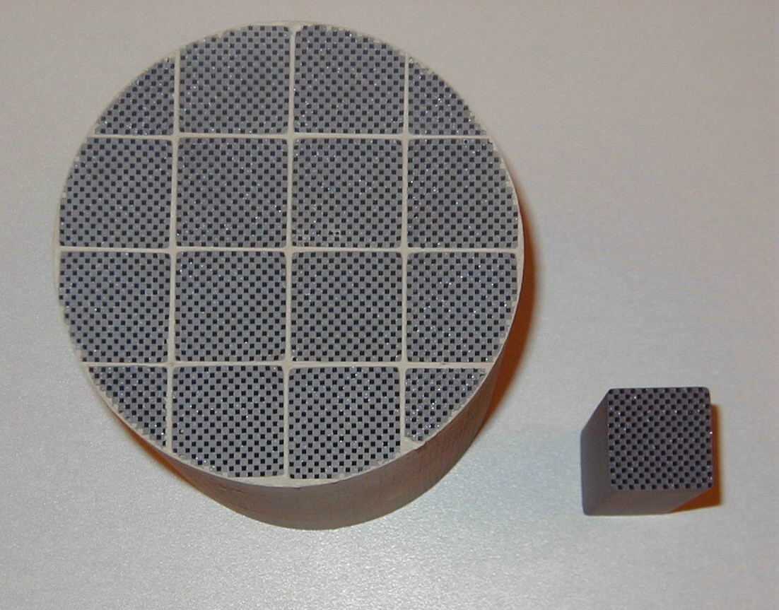 Vægstrømsfiltre af siliciumcarbid limes sammen fra individuelle kubiske segmenter, vendes rundt og kappen pudses